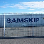 Container van Samskip in de haven van Reykjavík 
